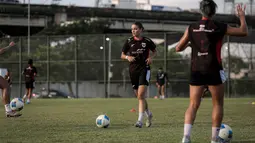 Pemain Timnas Indonesia, Felicia Victoria de Zeeuw menggiring bola saat latihan jelang laga Kualifikasi Piala Asia 2026 yang berlangsung di lapangan latih Jakarta International Stadium (JIS), Jakrata Utara, Jumat (20/06/2025). (Bola.com/Bagaskara Lazuardi)