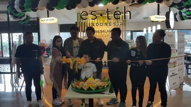 Jenita Janet hadir di pembukaan gerai Esteh Indonesia (kebun) yang ke-1000 di Mal Ambasador