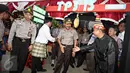 Kapolri Jendral Badrodin Haiti (tengah) usai meninjau pelaksanaan Pilkada serentak di TPS Kampung Pilkada RW 03, Depok, Jawa Barat, Rabu (9/12). (Liputan6.com/Immanuel Antonius)