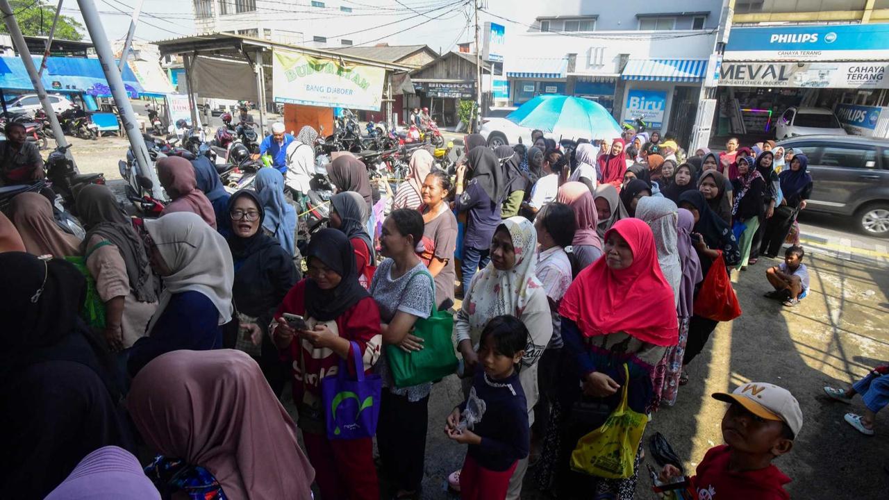 Antrean warga cairkan KJP di Duri Kosambi