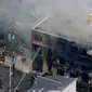 Asap mengepul saat kebakaran melanda studio animasi Kyoto Animation di Kyoto, Jepang, Kamis (18/7/2019). Sebanyak 13 orang diduga tewas dan puluhan lainnya luka-luka akibat kebakaran tersebut. (Kyodo News via AP)