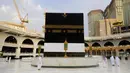 Daerah sekitar Ka'bah disiapkan untuk jemaah haji, Makkah, Arab Saudi, Minggu (26/7/2020). Karena pandemi COVID-19, Arab Saudi membatasi jumlah jemaah haji tahun ini hanya untuk sekitar 1.000 orang. (Saudi Ministry of Media via AP)