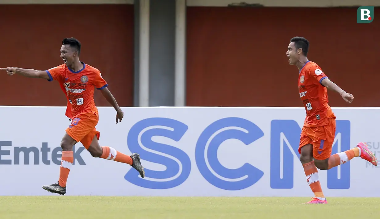 Gelandang Persiraja Banda Aceh, Assanur Rijal (kiri) melakukan selebrasi usai mencetak gol pertama timnya ke gawang Persita Tangerang dalam laga Grup D Piala Menpora 2021 di Stadion Maguwoharjo, Sleman, Rabu (24/3/2021). Persiraja menang 3-1 atas Persita. (Bola.com/Arief Bagus)