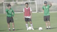 Pelatih Timnas Indonesia, Shin Tae-yong (kanan) dan Syahrian Abimanyu (tengah) dalam latihan di Dubai, Uni Emirat Arab (UEA). (PSSI).