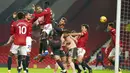 Pemain Sheffield United, Kean Bryan, mencetak gol ke gawang Manchester United pada laga Liga Inggris di Stadion Old Trafford,  Kamis (28/1/2021). MU takluk dengan  skor 1-2. (AP/Dave Thompson,Pool)