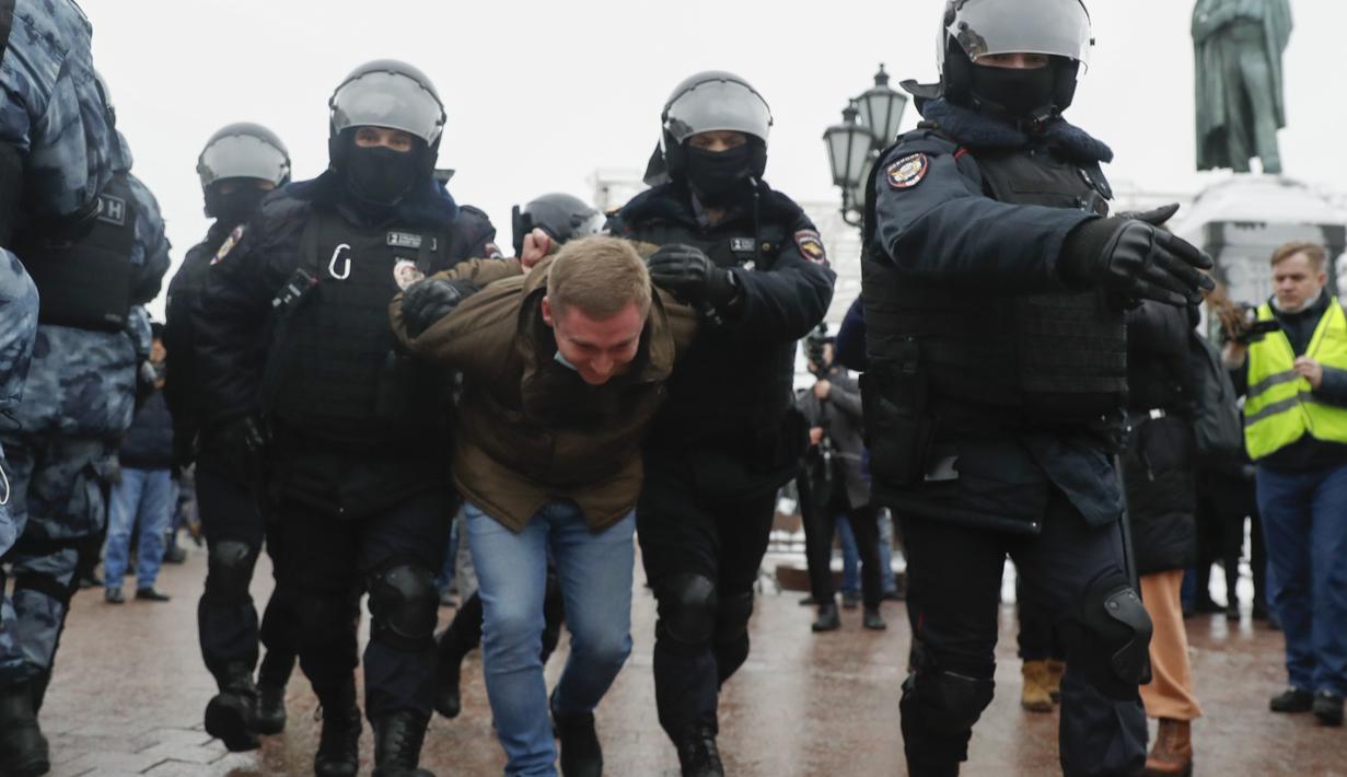 Polisi menahan seorang pria selama protes terhadap pemenjaraan pemimpin oposisi Alexei Navalny di Moskow, Rusia (23/1/2021). Para pengunjuk rasa pada satu titik berkumpul di tangga sirkus Moskow. (AP Photo/Pavel Golovkin)