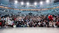 Pemain Red Sparks dan Indonesia All Stars berfoto bersama dengan para fans setelah acara fans signing Fun Volleyball 2024 di Indonesia Arena, Senayan, Jakarta, Sabtu (20/04/2024). (Bola.com/Bagaskara Lazuardi)
