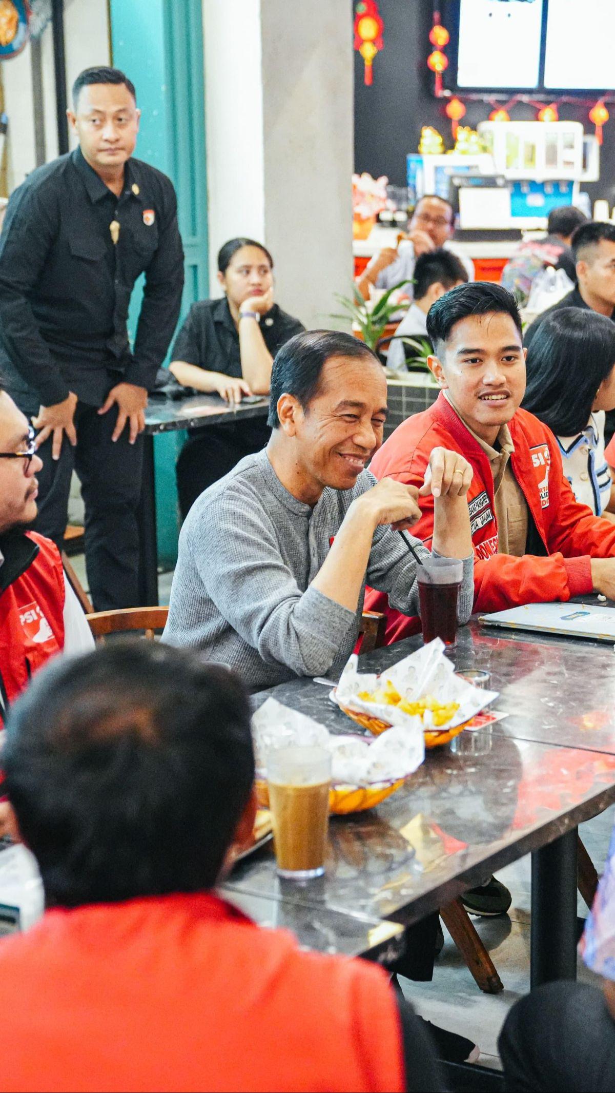 "Ya tadi makan mi goreng," kata Jokowi saat ditanya awak media setempat, Rabu (7/2).