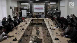 Jubir Jemaat Ahmadiyah Indonesia Yendra Budiana (tengah) memberi keterangan saat konferensi pers di Kantor Komnas Perempuan, Jakarta, Senin (21/5). Akibat penyerang itu 6 rumah rusak dan 4 sepeda motor hancur. (Merdeka.com/Iqbal S Nugroho)