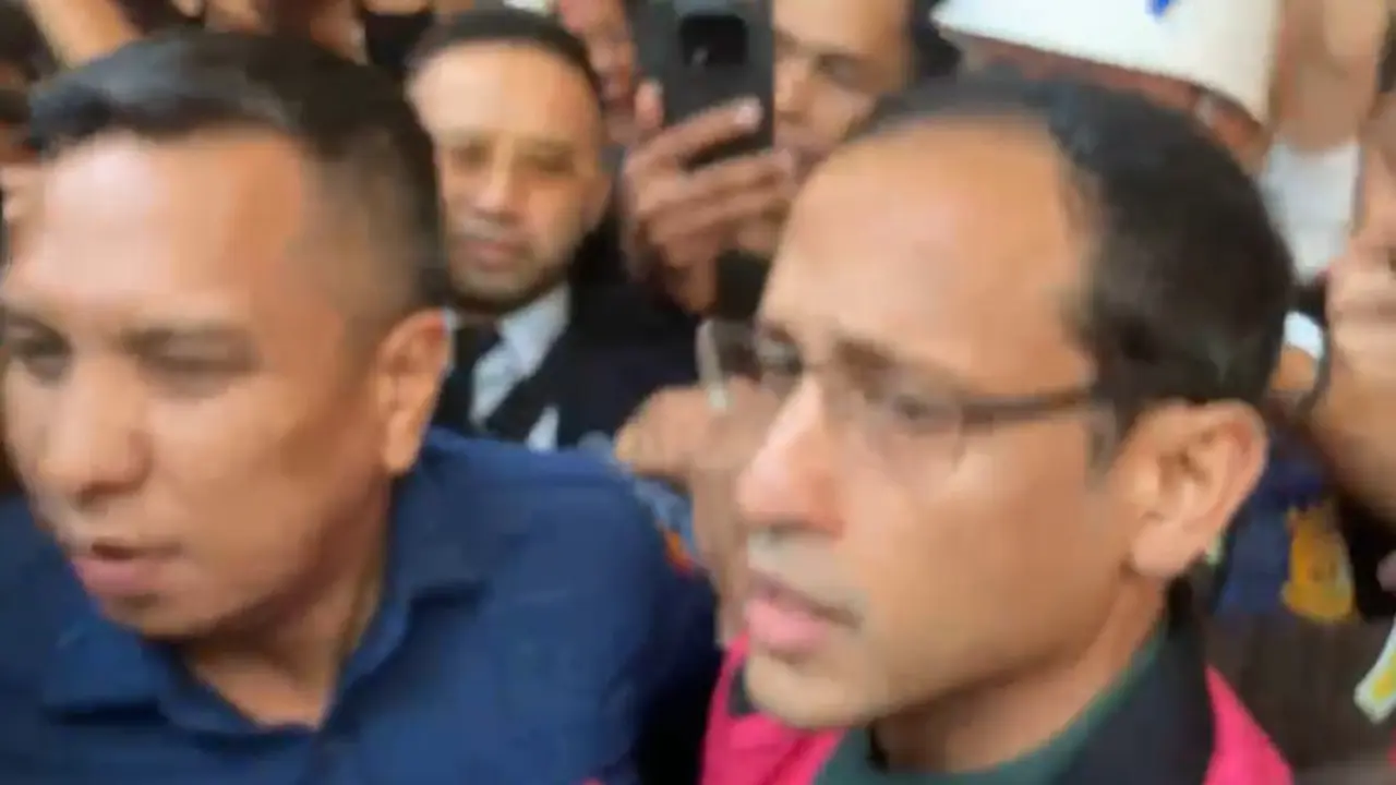 Nadiem Makarim Kenakan Rompi Tahanan