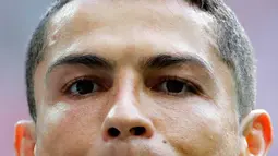 Cristiano Ronaldo saat bertanding melawan Maroko pada grup B Piala Dunia 2018 di Stadion Luzhniki di Moskow, Rusia, (20/6). Di Piala Dunia 2018, Ronaldo yang biasanya tampil selalu rapi dan klimis, kini ia tampil berjenggot. (AP Photo / Hassan Ammar)