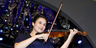 Demi bisa mendalami peran Keira dalam film Ayat Ayat Cinta 2, pemeran Chelsea Islan dituntut piawai bermain biola.  Demi peran tersebut, Chelsea rela belajar sehari lima jam dalam waktu satu bulan. (Adrian Putra/Bintang.com)