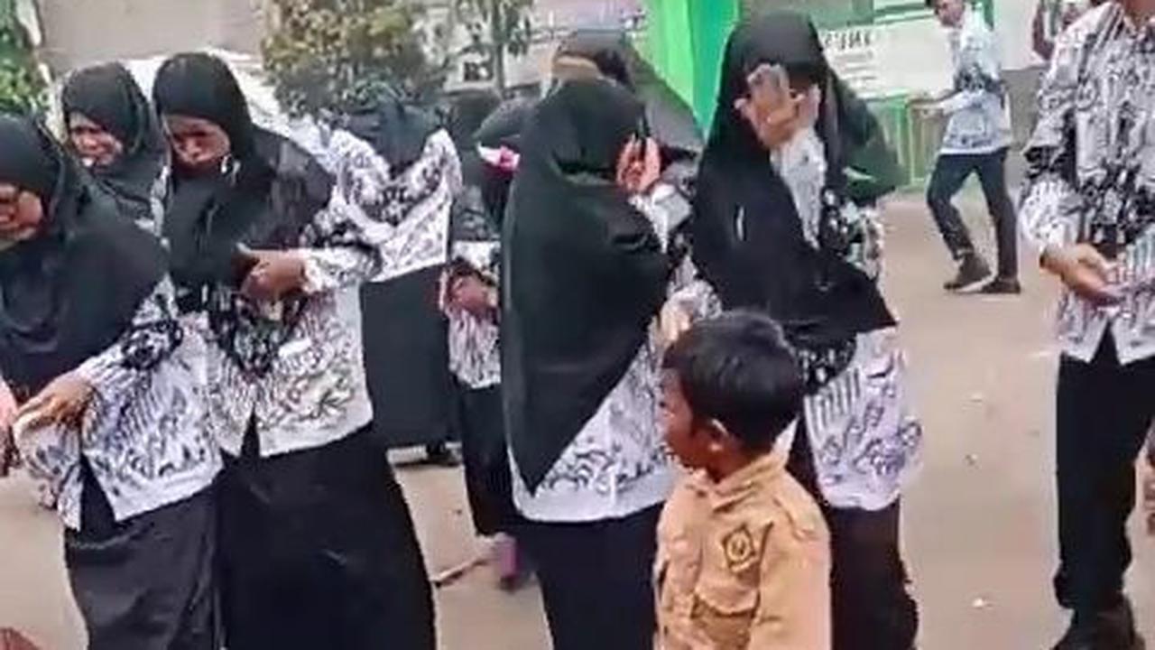 Sebanyak 10 orang guru yang mengalami luka-luka langsung dilarikan ke rumah sakit untuk mendapat pertolongan.&nbsp;<br>