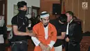 Terdakwa kasus terorisme Wawan Kurniawan alias Abu Afif dikawal petugas bersiap menjalani sidang vonis di PN Jakarta Barat, Kamis (13/9). Majelis hakim menjatuhi hukuman Abu Afif dengan kurungan penjara selama 11 tahun. (Merdeka.com/Iqbal S. Nugroho)