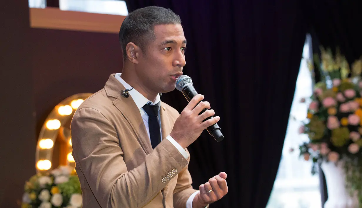 Tak hanya mempersembahkan satu lagu, Marcell pun dituntut untuk menyanyikan beberapa lagu hitz nya yang di persembahkan untuk pengunjung Magnum Café tersebut. (Desmond Manulang/Bintang.com)