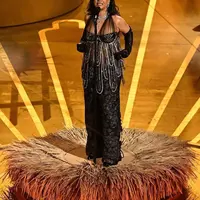 Tampilan ini tampaknya melengkapi kostum Alaia yang sebelumnya dikenakan Rihanna di red carpet. Fakta menarik, lagu 'Lift Me Up' yang dibawakan Rihanna di gelaran Oscar 2023 merupakan bentuk penghormatan untuk mendiang Chadwick Boseman, pemeran Black Panther. Foto: Instagram.