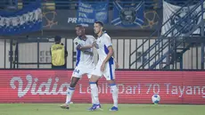Dua pemain asing Persib Bandung, Balsa Sekulic (kanan) dan Uilliam Barros (kiri) merayakan gol tunggal yang membawa Maung Bandung mengalahkan DPMM FC Brunei Darussalam pada laga kedua Grup A Piala Presiden 2026 di Stadion Si Jalak Harupat, Soreang, Kabupaten Bandung, Selasa (28/7/2026). Gol perdana Balsa Sekulic pada menit ke-74 memastikan kemenangan 1-0 sekaligus mengantar Persib meraih kemenangan kedua beruntun dan mengunci tiket ke babak semifinal. (Bola.com/Erwin Snaz)