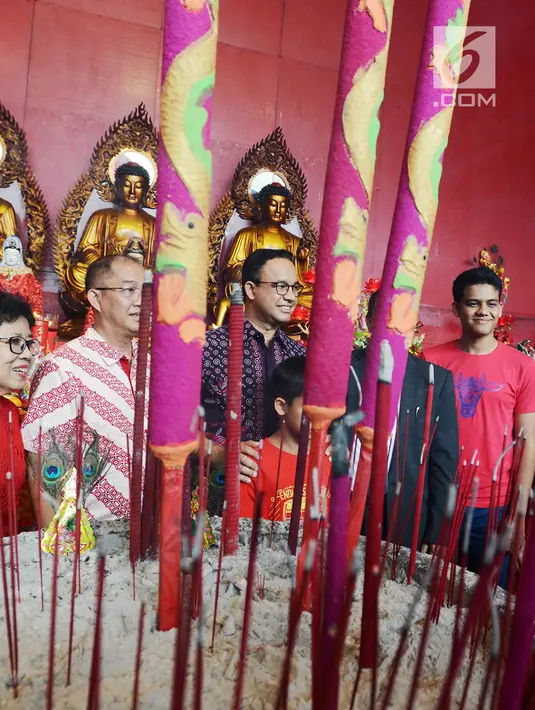 Gubernur DKI Jakarta Anies Baswedan disambut pengurus selama perayaan Tahun Baru Imlek 2019 di Vihara Dharma Bhakti Petak 9, Glodok, Jakarta Barat, Selasa (5/2). Anies memastikan perayaan Imlek 2570 berjalan lancar dan aman. (Merdeka.com/Imam Buhori)
