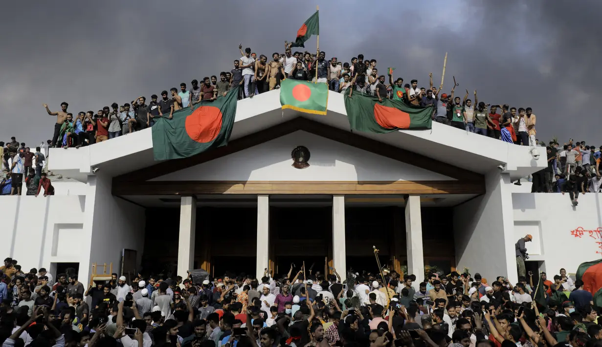 Ribuan pengunjuk rasa Bangladesh melanggar jam malam dan menyerbu istana Perdana Menteri di ibu kota Dhaka setelah muncul laporan bahwa Sheikh Hasina telah mengundurkan diri dan meninggalkan negara itu. (K M ASAD / AFP)
