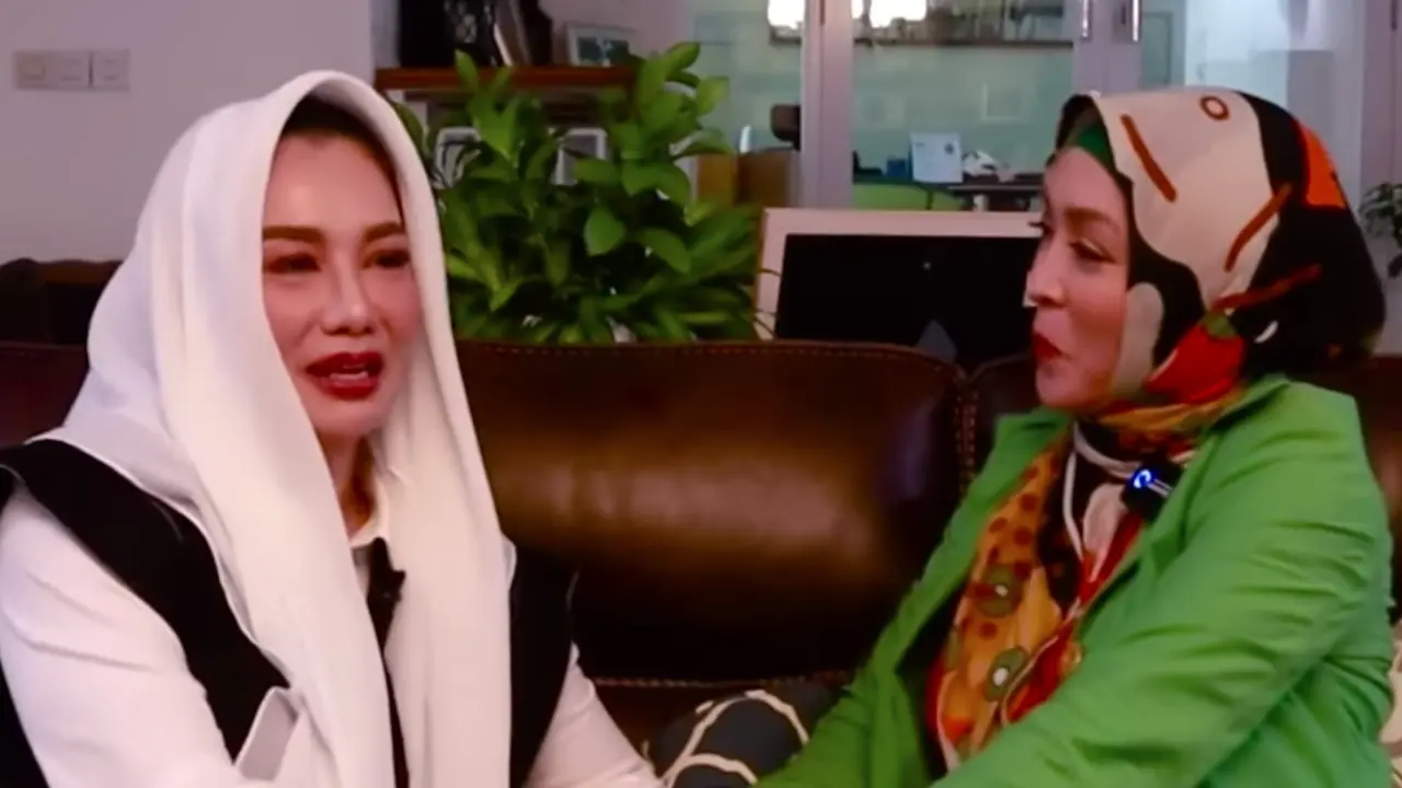 Angelina Sondakh dan Reza Artamevia akhirnya berjumpa. (Foto: Dok. YouTube Keema Entertainment)