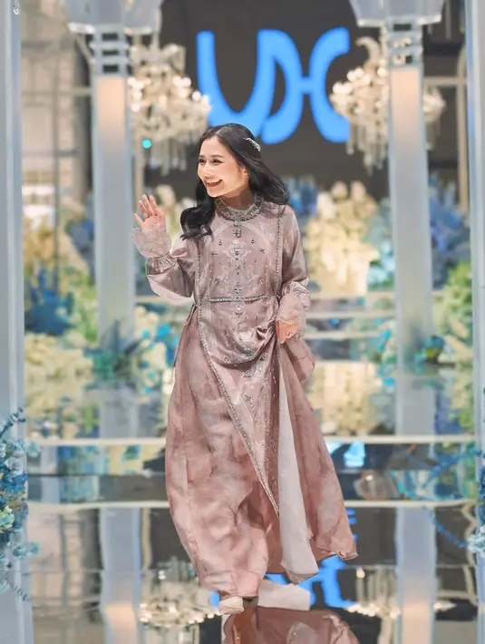 Penampilan yang tak kalah menarik pakai gamis datang dari Prilly Latuconsina yang mengenakan kaftan bernuansa cokelat super manis. Gamis ini memiliki detail coral dan payet-payet batu yang menambah kesan mewah pada keseluruhan penampilan Prilly. [Foto: Instagram/prillylatuconsina96]