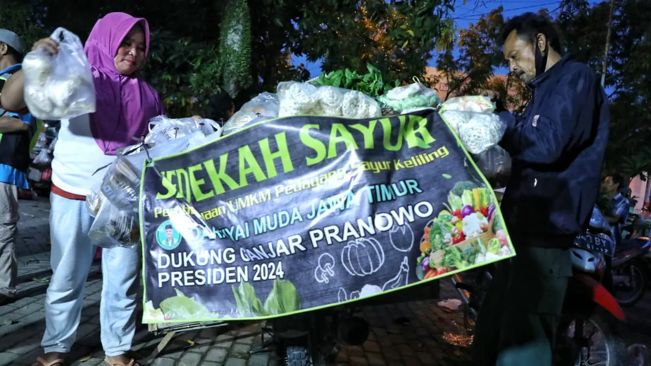 Puluhan pedagang sayur keliling yang berada di Pasar Ngasem, Kabupaten Bojonegoro merasa terbantu setelah mengikuti Sedekah Sayur yang diadakan sukarelawan Kyai Muda Jawa Timur pada Minggu (9/4) pagi (Istimewa)