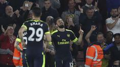 Pemain Arsenal, Olivier Giroud merayakan golnya saat melawan Southampton pada laga Premier League di St Mary's stadium, Southampton, (10/5/2017). Arsenal menang 2-0. (AP/Alastair Grant)