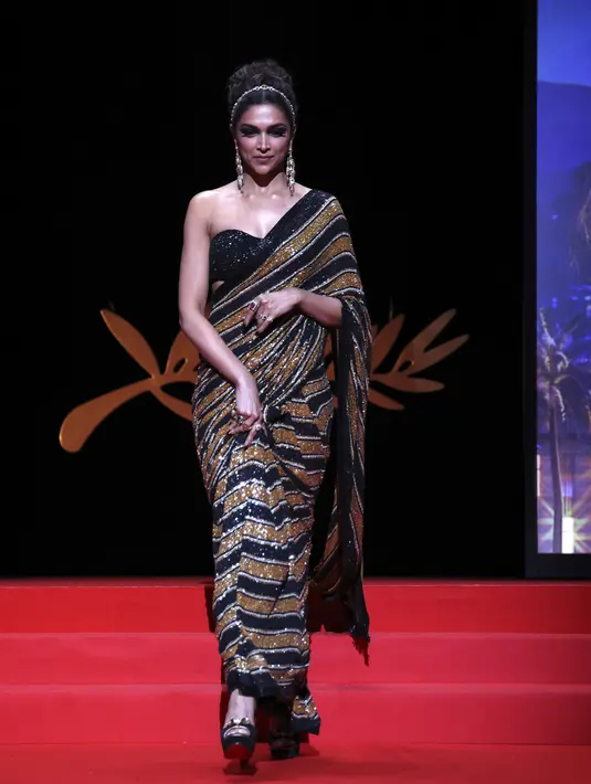 Aktris India Deepika Padukone muncul saat upacara pembukaan festival film internasional ke-75, Cannes, Prancis selatan (17/5/2022). Deepika Padukone mengenakan blouse tanpa lengan berpayet warna hitam yang semakin mempercantik penampilannya. (AP Photo/Vianney Le Caer)