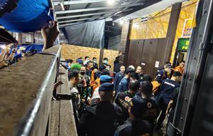 Korban kedua kecelakaan pesawat ATR 42-500 rute Yogyakarta–Makassar telah tiba di Rumah Sakit Bhayangkara Makassar setelah berhasil dievakuasi oleh tim SAR gabungan. (Liputan6.com/ Fauzan)