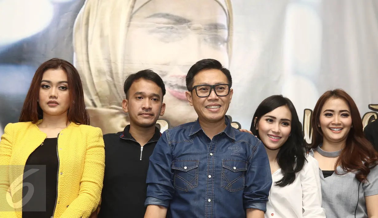 (ki-ka) Adik Jupe Anggie, Ruben Onsu, Eko Patrio, Ayu Ting Ting dan Vega berfoto bersama usai jumpa pers di kawasan Tebet, Jakarta, Kamis (13/04). Acara tersebut merupakan bentuk simpati teman-teman dan para sahabat Jupe. (Liputan6.com/Herman 