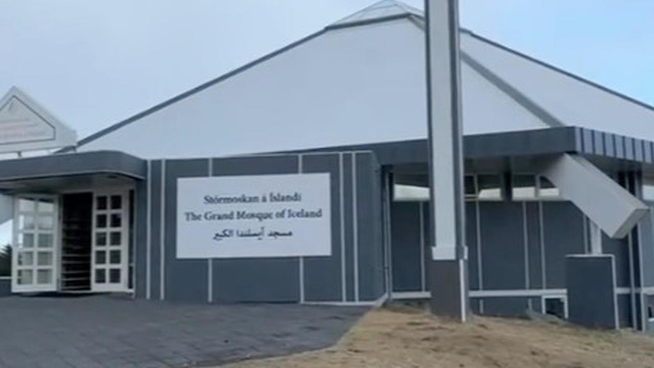 Penampakan Masjid Megah di Bagian Utara Bumi, Nengok ke Atapnya Bisa Lihat Aurora