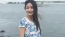 Berada di tepi pantai, kali ini Natasha hanya memakai kaos bermotif bunga-bunga dengan celana jeansnya.  (Instagram/natashawilona12)