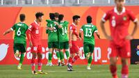 Hasil negatif diraih Timnas Indonesia U-20 pada matchday pertama Piala Asia U-20 2023 di Lokomotiv Stadium, Tashkent, Uzbekistan, Rabu (1/3/2023). Garuda Muda harus takluk 0-2 dari Irak yang merupakan pemegang lima gelar juara Piala Asia U-20. Kekalahan ini sangat disayangkan karena Hokky Caraka dkk sejatinya memiliki peluang untuk memenangkan pertandingan. Beberapa peluang matang gagal dikonversi menjadi gol di awal babak pertama. Bahkan sejak akhir babak pertama pasukan Shin Tae-yong diuntungkan dengan diusirnya satu pemain Irak akibat terkena kartu merah langsung dari wasit. Dua gol kemenangan Irak dicetak oleh Hayder Abdulkareem Tofee pada menit ke-28 dan Mohammed Jameel Al-Hasani pada masa injury time babak kedua. (the-afc.com)
