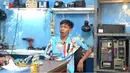 "Pacaran 3 tahun, nikahnya dua minggu. Waktu pacaran gua STM di kampung, nah bini yang pertama itu SMA bareng sama gua, tiga tahun pacaran." kata Dede seperti dilansir dari kanal Youtube HAS Creative. [Youtube/HAS Creative]