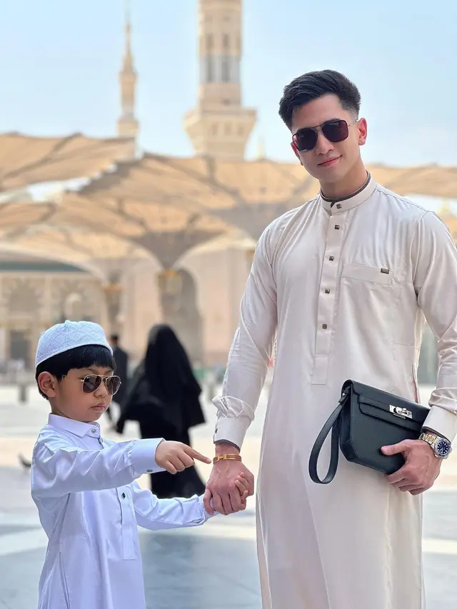 Verrell Bramasta saat ini sedang menjalani ibadah umrah