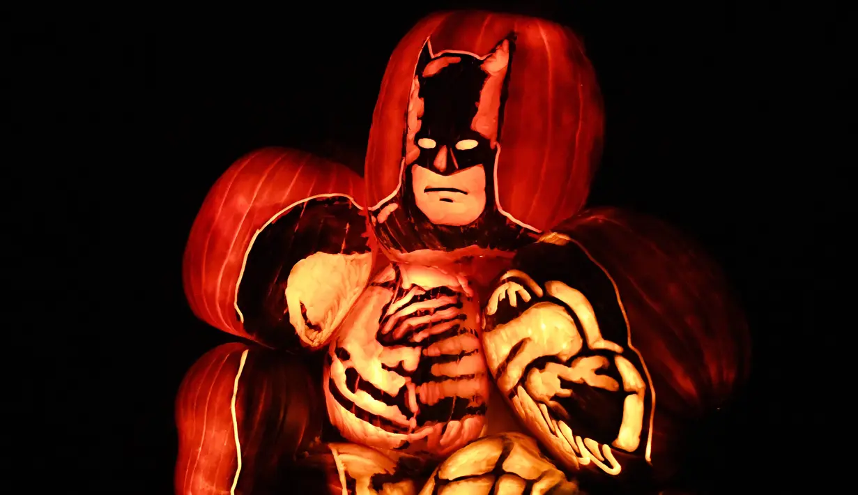 Tokoh pahlawan Batman yang dibuat dari labu dalam perayaan malam Festival Hallowen di Los Angeles, California (16/10). Halloween dirayakan setiap tahun pada tanggal 31 Oktober. (AFP/Mark Ralston)