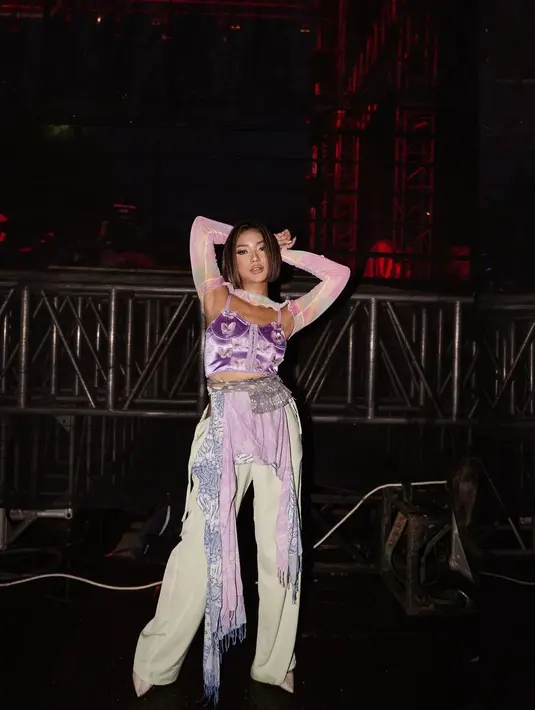 Model rambut ini seperti menjadi pertanda kebangkitan Marion Jola. Ia sempat mengalami stress karena tekanan di industri hiburan. [Instagram @lalamarionmj]