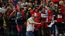Marc Marquez bersiap melempar kaus ke arah fans yang memadati tribun Sirkuit Sentul, Bogor, Minggu (14/2/2016). (Bola.com/Nicklas Hanoatubun)