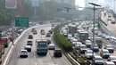 Sejumlah kendaraan melintasi ruas tol dalam kota arah Cawang, Jakarta, Sabtu (9/6). H-6 Hari Raya Idul Fitri 1439 H, ruas tol dalam kota Jakarta masih terlihat padat. (Liputan6.com/Helmi Fithriansyah)