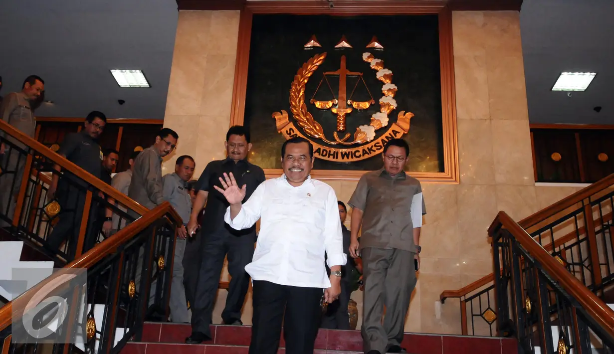 Jaksa Agung HM Prasetyo bersiap memberikan keterangan terkait perkara hukum dua mantan komisioner KPK di Jakarta, Kamis (3/3/2016). Jaksa Agung memutuskan untuk mengkesampingkan perkara mantan komisioner KPK, AS dan BW. (Liputan6.com/Helmi Fithriansyah)