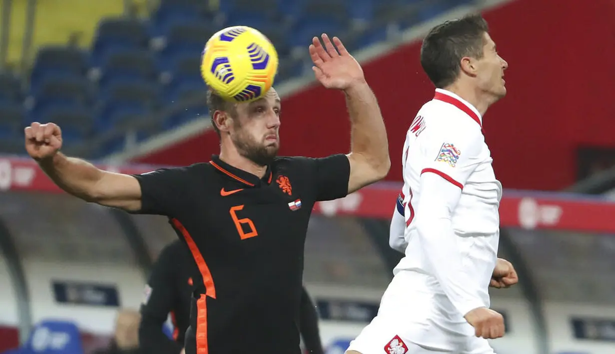 Striker Polandia, Robert Lewandowski, duel udara dengan bek Belanda, Stefan de Vrij, pada laga UEFA Nations League di Stadion Silesian, Kamis (19/11/2020). Belanda menang dengan skor 2-1. (AP/Czarek Sokolowski)