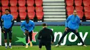 Gelandang RB Leipzig Christopher Nkunku (kiri) dan penyerang Yussuf Poulsen melakukan pemanasan saat mengikuti sesi latihan di stadion Parc des Princes di Paris (23/11/2020). Leipzig akan bertanding melawan PSG pada Grup H Liga Champions. (AFP/Franck Fife)