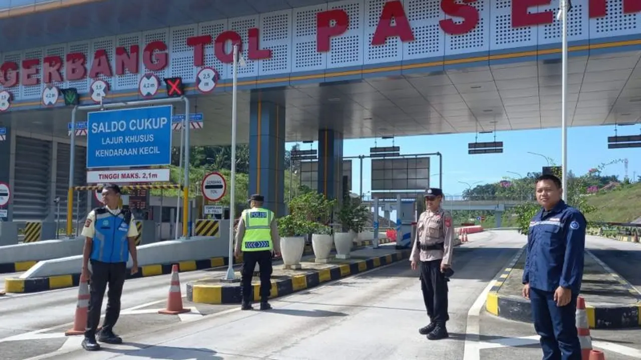 Sejumlah petugas Satlantas Polres Sumedang mulai bersiaga di Gerbang Keluar Paseh Tol Cisumdawu, Sumedang