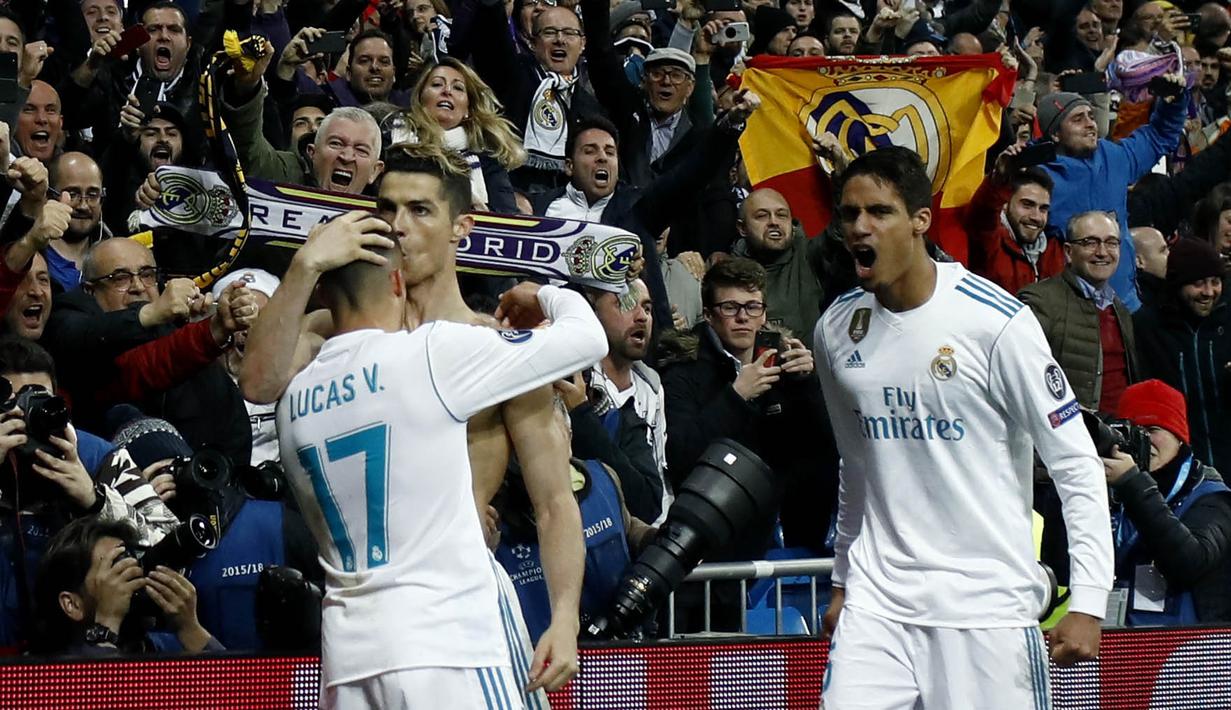 Striker Real Madrid, Cristiano Ronaldo, melakukan selebrasi bersama Lucas Vazquez usai mencetak gol ke gawang Juventus pada laga Liga Champions di Stadion Santiago Bernabeu, Rabu (11/4/2018). Real Madrid takluk 1-3 dari Juventus. (AFP/Oscar Del Pozo)