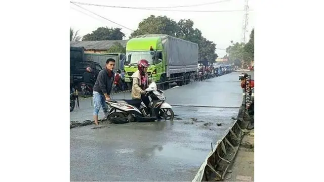 6 Momen Apes Emak-Emak saat Naik Motor Ini Bikin Elus Dada