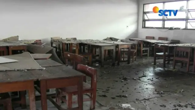 Pecahan-pecahan plafon berserakan menimpa bangku dan meja ruang kelas yang sedianya akan digunakan untuk ujian.