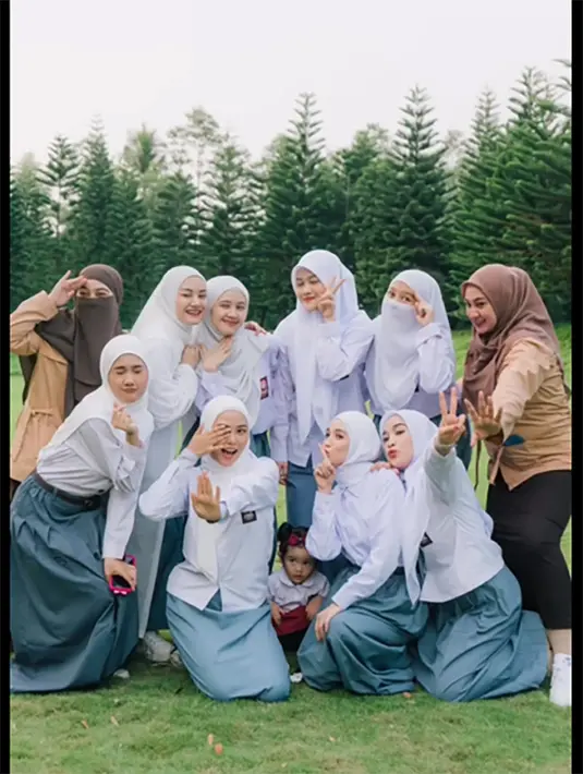 Pada perayaan tersebut, hadir juga para sahabat diantaranya ada Dinda Hauw, Ririn Fairuz, Anisha Rahma. [Instagram/adindaamiraa]