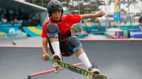 Skateboarder Indonesia, Jason Dennis Lijnzaat melakukan gerakan trik pada final taman putra Asian Games 2018 di arena roller sport Jakabaring, Palembang, Rabu (29/8). Jason meraih medali perak dengan mengumpulkan 68,33 poin. (AP/Vincent Thian)