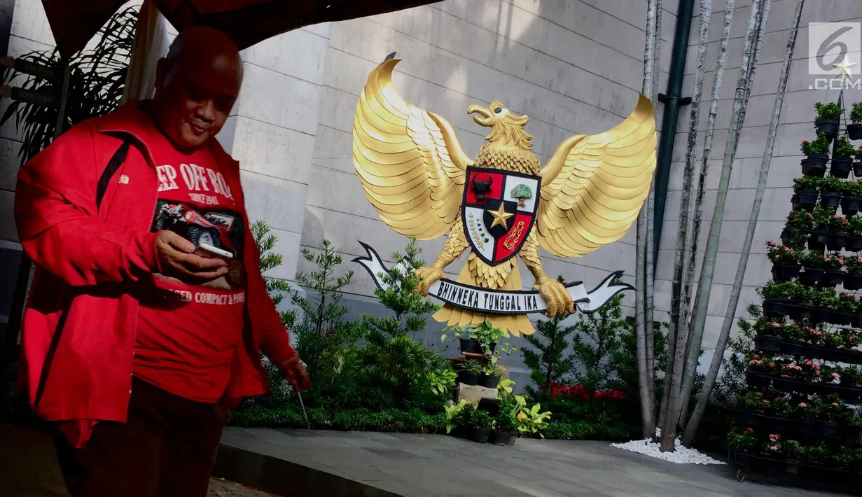 Sebuah lambang negara RI Garuda Pancasila terpasang di Gereja Katedral, Jakarta, Selasa (19/12). Jelang Hari Natal, persiapan seperti perawatan interior-eksterior serta pemasangan dekorasi mulai dilakukan pihak gereja. (Liputan6.com/Immanuel Antonius)