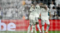 Penyerang Real Madrid asal Prancis #10, Kylian Mbappe, merayakan gol ketiga timnya bersama penyerang Real Madrid asal Brasil #07, Vinicius Junior (kiri), dan penyerang Real Madrid asal Maroko #21, Brahim Diaz, dalam pertandingan Liga Spanyol antara Real Madrid CF dan Villarreal CF di Stadion Santiago Bernabeu, Madrid, Minggu (5-10-2025) dini hari WIB. (Oscar DEL POZO/AFP)